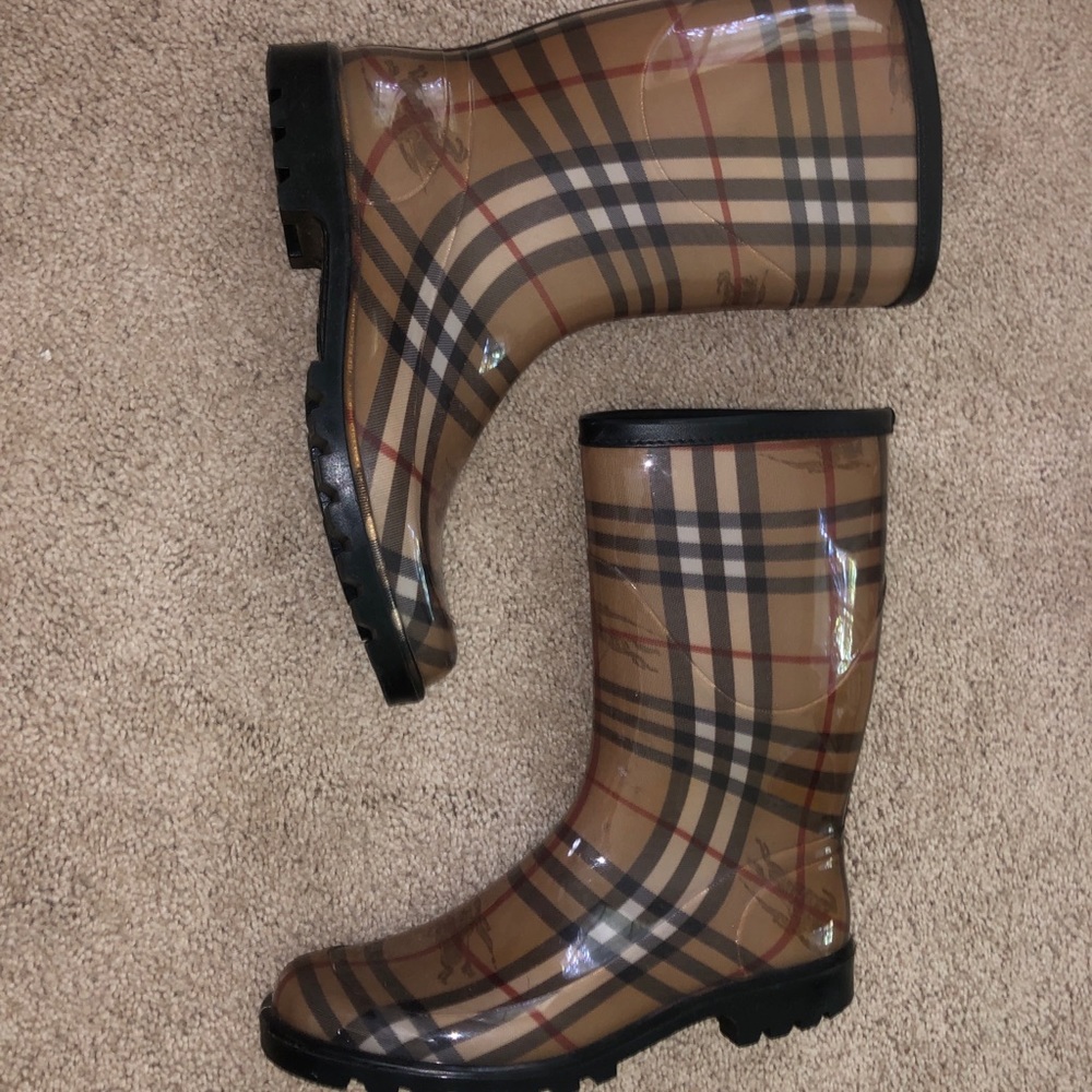Size 39 (Size 9) Burberry Short Rain Boots